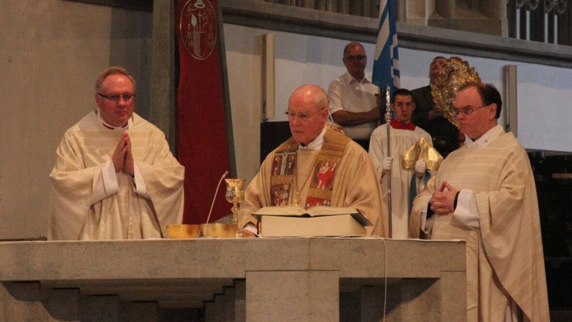 v.r. Generalvikar Karlheinz Knebel, Bischof Konrad Zdarsa, Domkapitular Prälat Bertram Meier bei der Feier der Heiligen Messe.