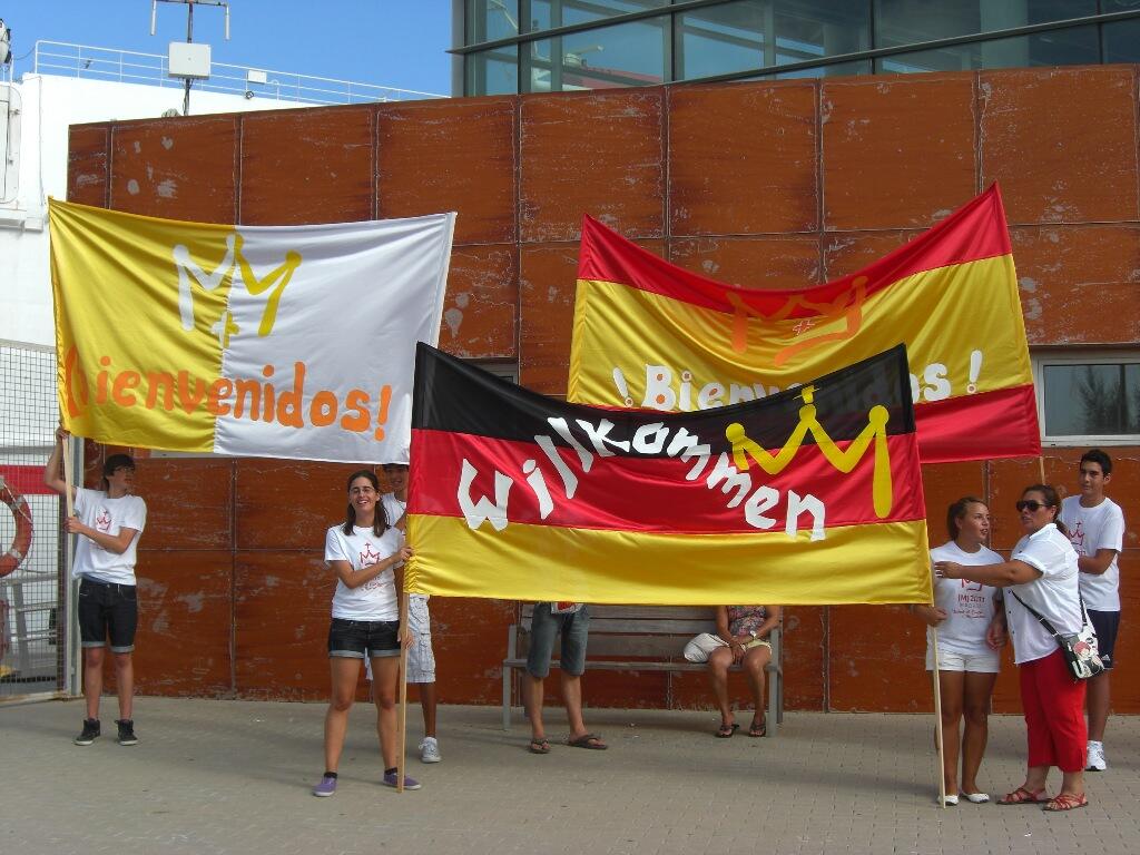 Die Spanier begrüßten die deutschen Gäste mit großen Fahnen am Hafen.