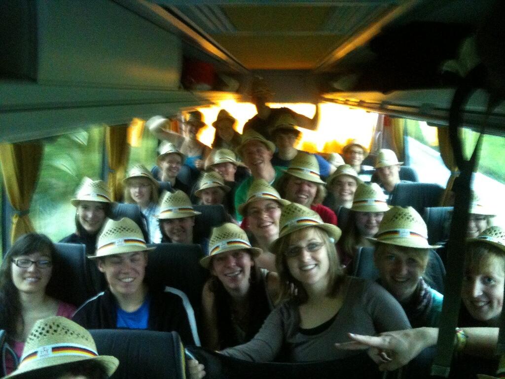 Unterwegs nach Spanien sind diese Jugendlichen mit ihren Pilgerhüten.