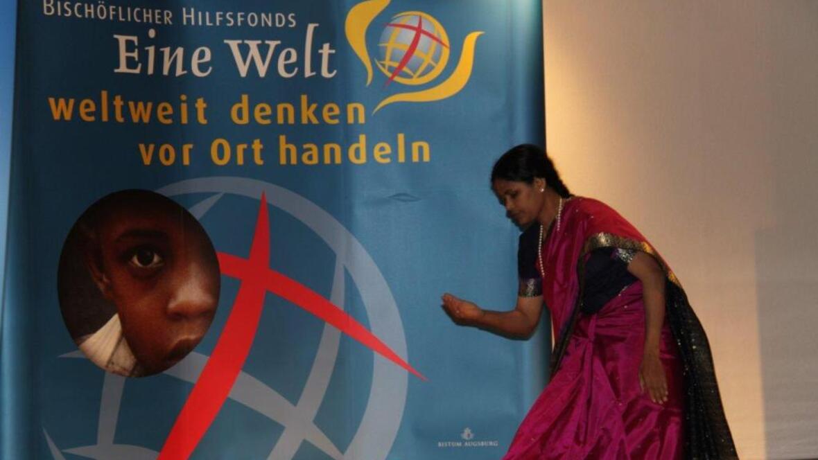 Eine indische Schwester führte am Stiftungsabend einen Tanz aus ihrer Heimat auf.