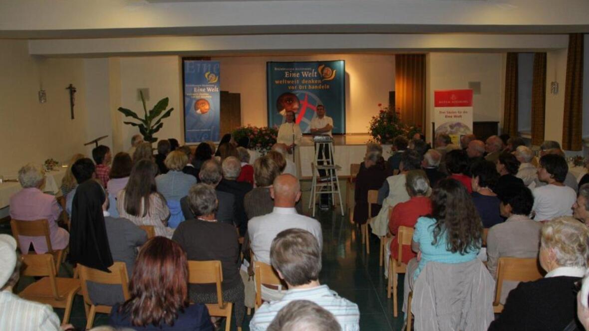 Gut 100 interessierte Besucher folgten dem Bericht von Schwester Michael Kohler.