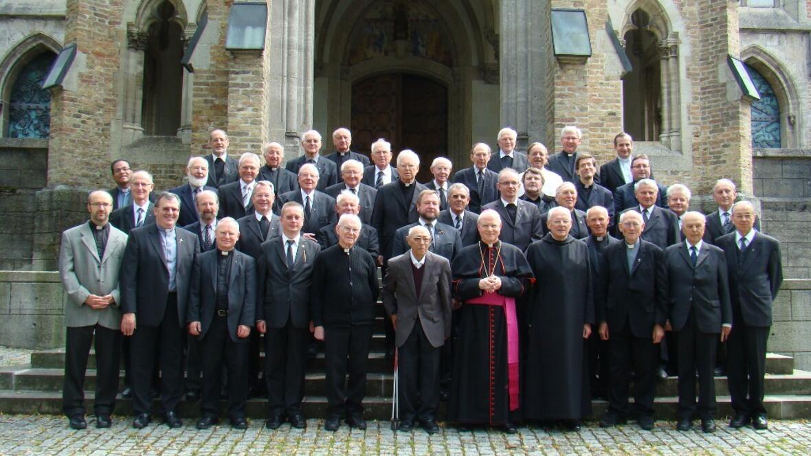 Alle anwesenden Jubilare stellten sich zu einem Gruppenbild mit Bischof Konrad Zdarsa vor der Kirche in St. Ottilien auf. (Foto: pba)
