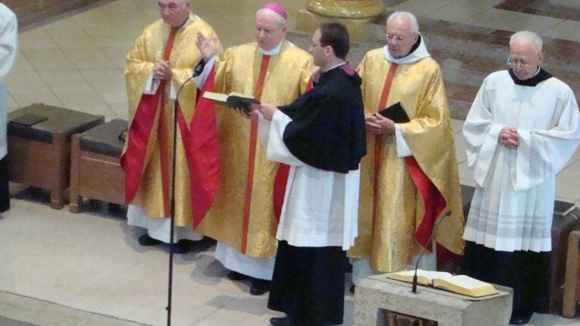 Bischof Konrad Zdarsa mit Prälat Gerhard Bauer (l.) und Pater Remigius Rudmann OSB (r.) aus St. Ottilien bei der Feier der Heiligen Messe. 