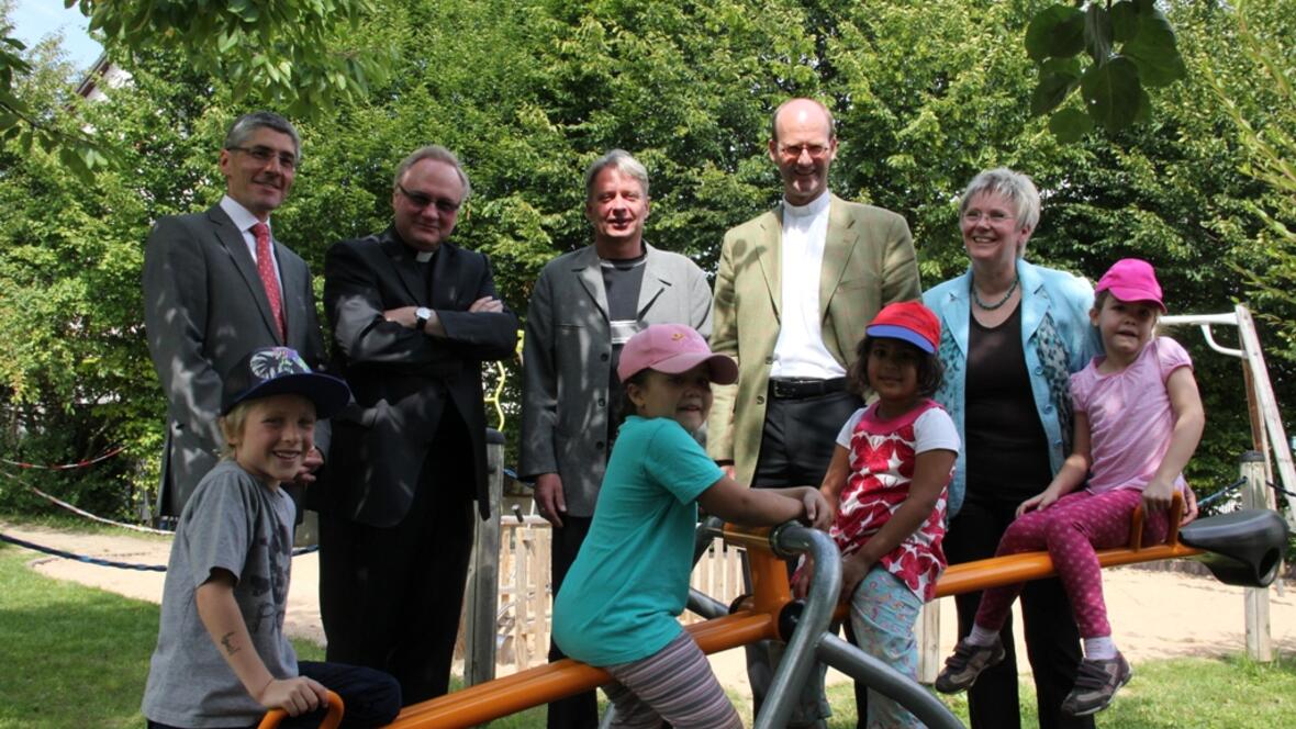 Freuen sich auf den Start des "Zentrums Kindertageseinrichtung": (v.l.) Finanzdirektor Klaus Donaubauer, Generalvikar Karlheinz Knebel, der Referent für Gemeindeentwicklung Armin Ruf, Pfarrer von Bobingen Thomas Rauch und Kindergartenleiterin Irmgard Haag. 