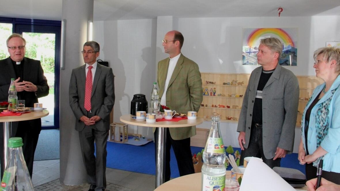 Stellten das Projekt „Zentrum Kindertageseinrichtungen“ vor: (v.l.) Generalvikar Karlheinz Knebel, Finanzdirektor Klaus Donaubauer, Pfarrer Thomas Rauch, Armin Ruf und Kindergartenleiterin Irmgard Haag. 