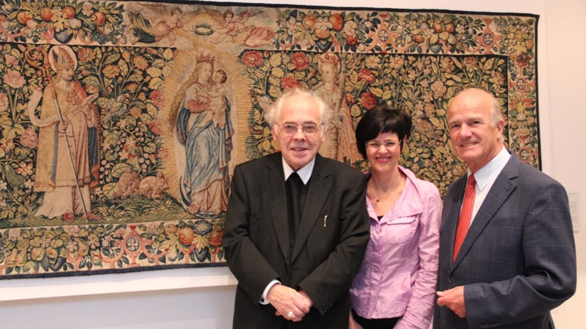 Über den Erwerb des Wandteppichs aus dem 16. Jahrhundert freuen sich (v.l.) Weihbischof Josef Grünwald, Museumsleiterin Melanie Thierbach und Dr. Peter Menacher von der Viermetz-Stiftung. 