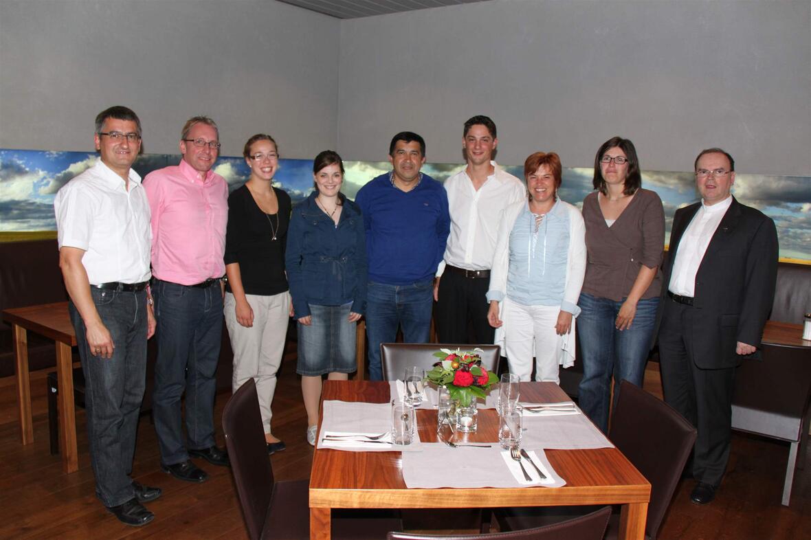 Die Ausgesandten zusammen mit den Verantwortlichen der Diözese: Prälat Dr. Meier (rechts), Anton Stegmair (links) und Mona Reichelmeier (2. von rechts). Mit dabei war auch Manfred Steger, Vorsitzender des Vereins Sternenkinder aus Birkhausen (2. von links)
