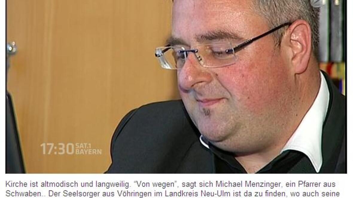 Pfarrer Michael Menzinger nutzt die sozialen Netzwerke. Foto: Sat.1 Bayern.