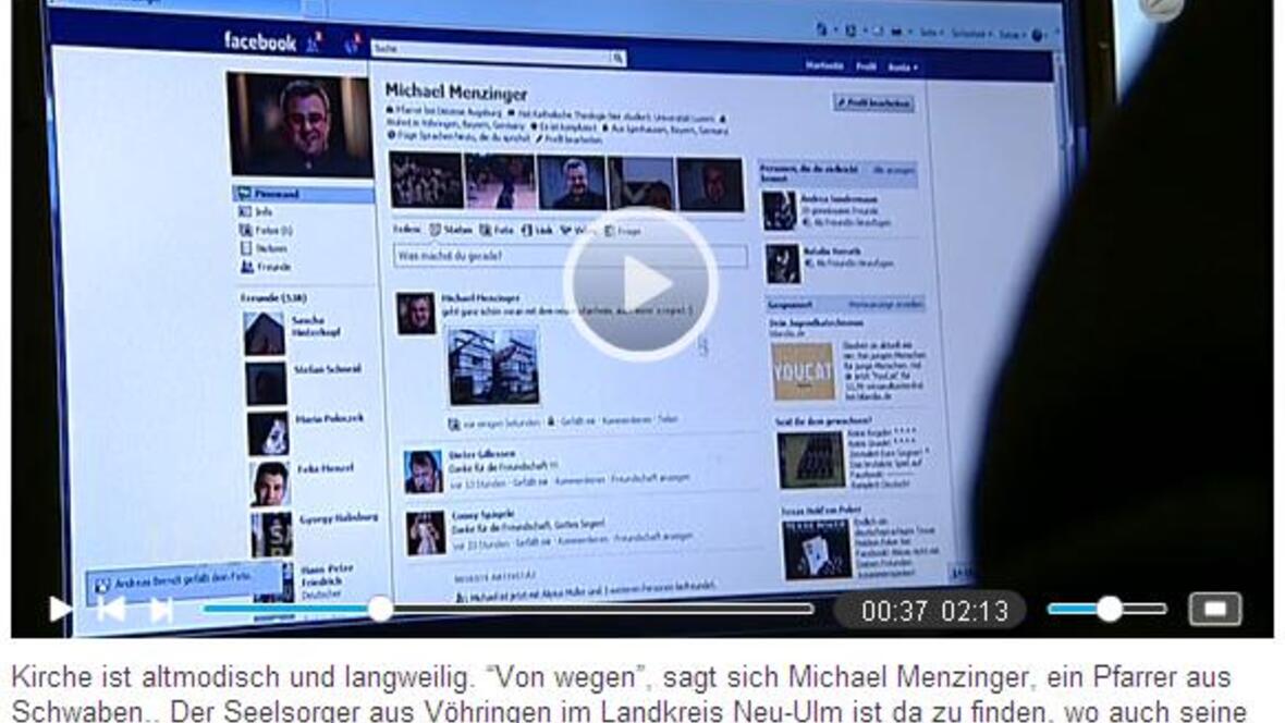 Pfarrer Michael Menzinger bedient seine Facebook-Seite. Foto: Sat.1 Bayern.