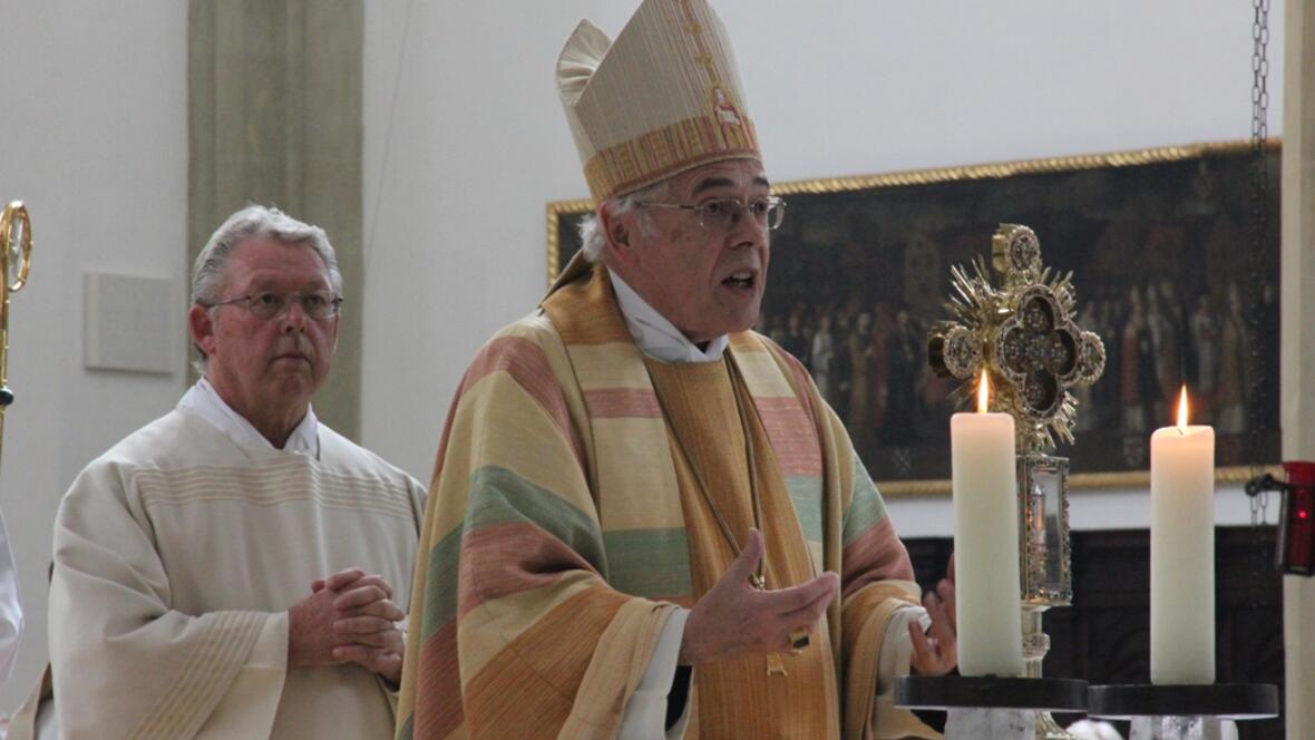 Am Ende des Gottesdienst segnete Weihbischof Josef Grünwald die Gläubigen mit dem Ulrichskreuz.