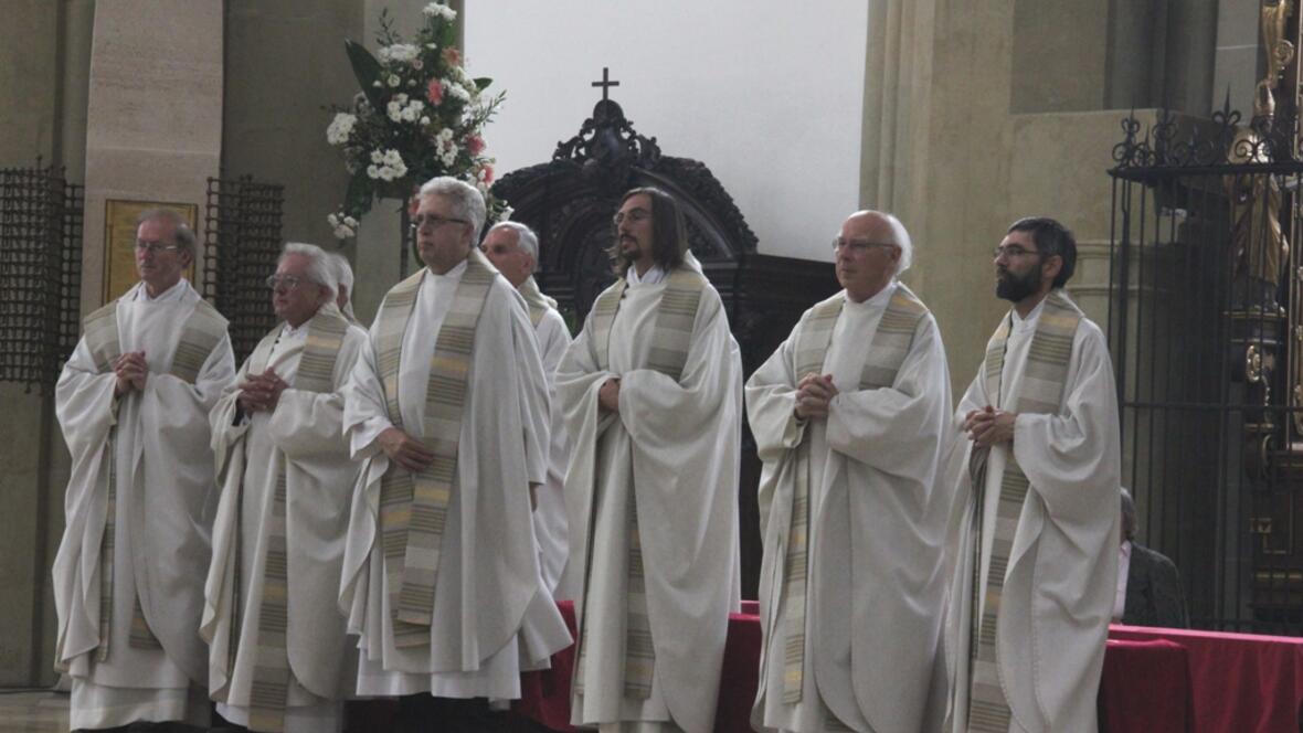 Zahlreiche Priester aus der Diözese kamen zum Gottesdienst.