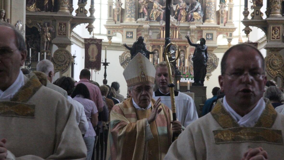 Weihbischof Josef Grünwald mit weiteren Priestern beim Auszug aus der Basilika.
