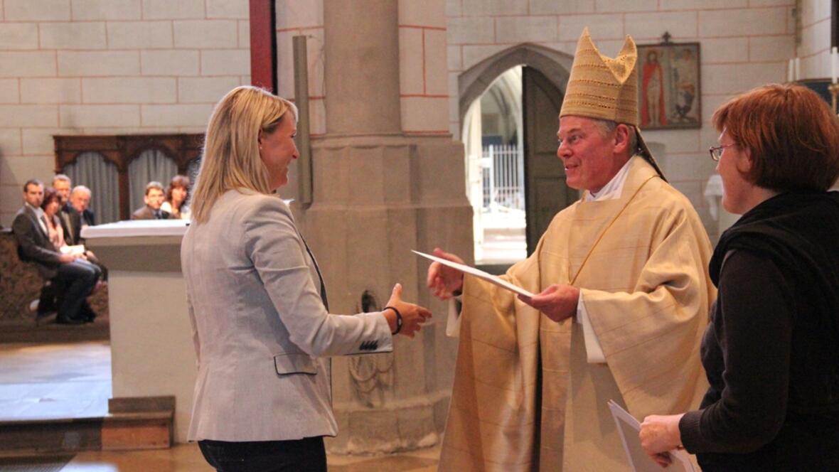 Weihbischof Losinger überreicht die "Missio Canonica". 