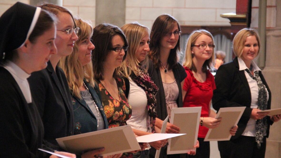 kirchliche-lehrerlaubnis-an-114-junge-lehrer-ueberreicht526979