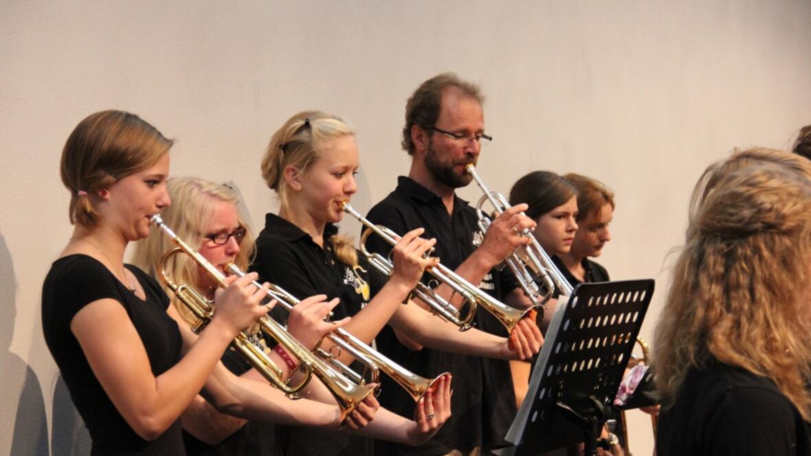 Die Bigband aus Kaufbeuren spielte flotte Lieder. 