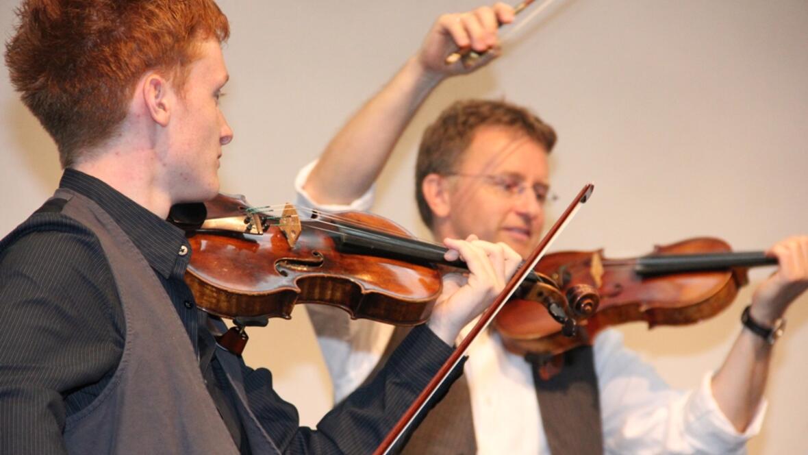 Ein Streichquartett (im Ausschnitt die zwei Geiger) spielten Klezmer-Musik.