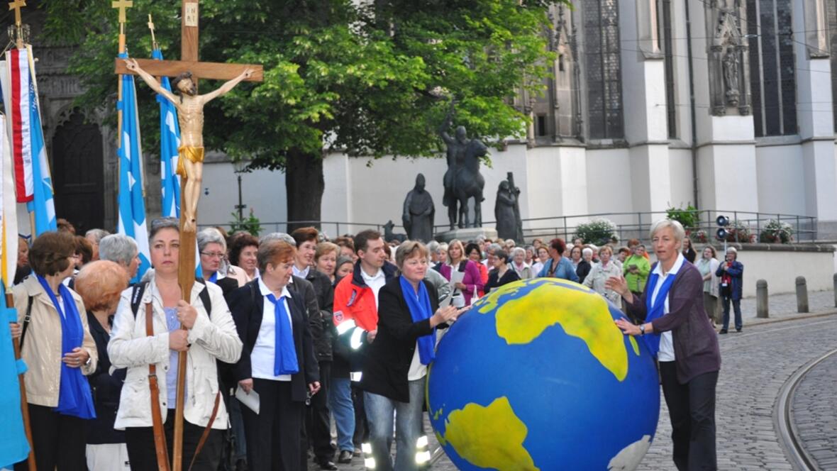 In den frühen Morgenstunden machten sich knapp 1000 Frauen auf zur Wallfahrt vom Augsburger Dom bis zur Basilika St. Ulrich und Afra. 