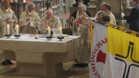 Bischof Dr. Konrad Zdarsa (Mitte) zelebrierte ein Pontifikalamt für die Bundeswehrsoldaten. Der katholische Militärdekan in München Monsignore Reinhold Bartmann (Mitte links) konzelebrierte.