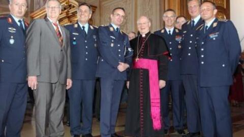 Brigadegeneral Klaus Habersetzer (1.v.l.), Oberstleutnant Dr. Volker Pötzsch (4.v.l.) und Bischof Dr. Konrad Zdarsa (5.v.l.) im Gruppenbild mit Soldaten der Deutschen Bundeswehr.