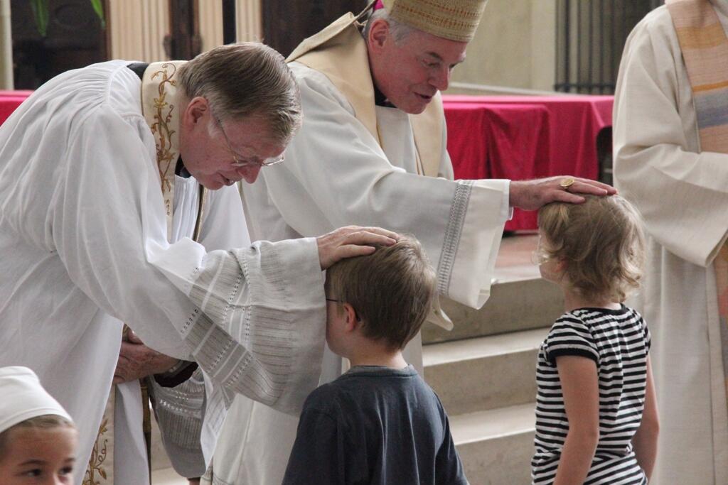 Weihbischof DDr. Anton Losinger und Domdekan Prälat Dr. Dietmar Bernt segneten die Kinder. 