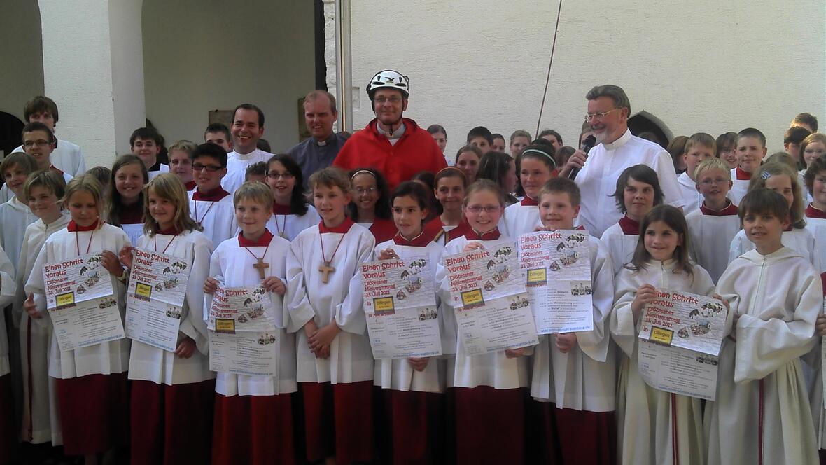 Über 70 Ministranten aus Dillingen sahen bei der Abseilaktion von Pater Wolfgang Rauch zu und freuen sich auf den Diözesanen Ministrantentag am 23. Juli in Dillingen.