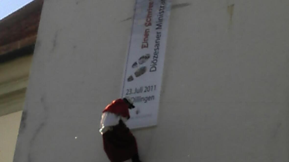 Pater Wolfgang Rauch seilte sich von dem 70 Meter hohen Kirchturm der Basilika St. Peter in Dillingen ab und entrollte das Banner für den Diözesanen Ministrantentag in Dillingen am 23. Juli 2011. 