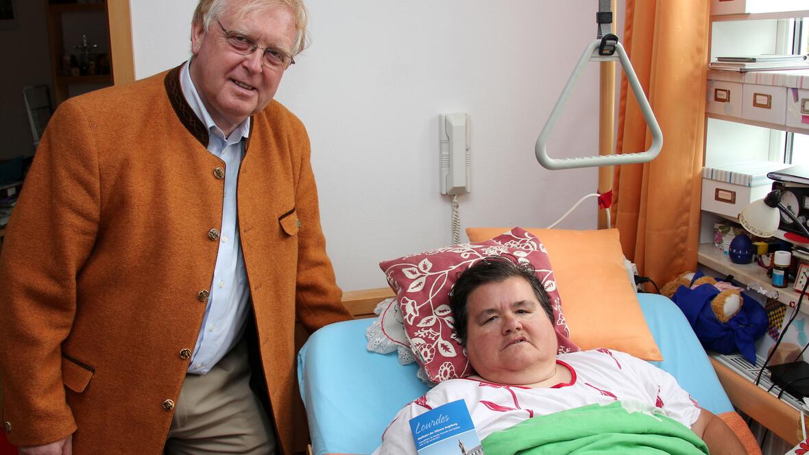 Norbert Olbricht vom Malteser Hilfsdienst unterstützt seit 1979 fast jedes Jahr die Kranken auf der Lourdes-Wallfahrt, wie auch Ilse Fischer aus Schwabmünchen. 