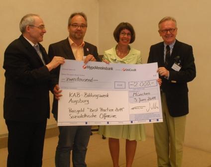 Bei der Scheckübergabe: Dr. Florian Schuller, Kai Kaiser, Sylvia Nerf-Kreitschy und Dr. Albert Schmid (v.l.n.r.)