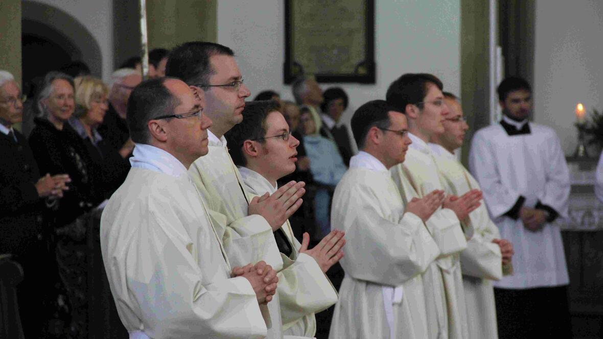 sechs-maenner-zu-diakonen-geweiht487958