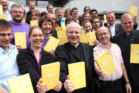 Bischof Dr. Konrad Zdarsa (Mitte) übergibt den neuen Jugendkatechismus YOUCAT an die Mitarbeiter in der Jugendarbeit in den Diözesanregionen.