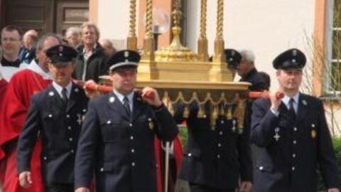 Die Kreuzreliquie wird in einer Prozession durch den Klosterhof von den Pilgern verehrt. 