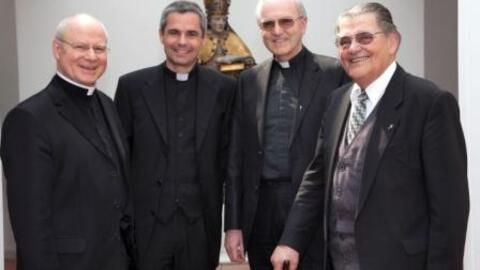 v.l.: Bischof Dr. Konrad Zdarsa, Regens Martin Straub, Franz Götz (Stadtpfarrer Herz Jesu) und Siegfried Schindele (Prälat und Zeitzeuge vom Besuch des damaligen Papstes).