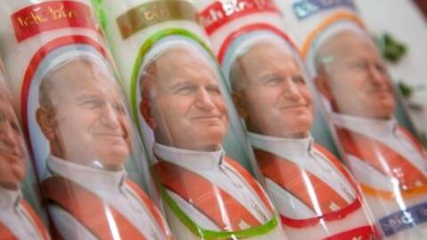 Erinnerungskerzen an den seligen Papst Johannes Paul II. 