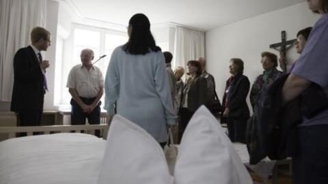 Ein Priesteramtskandidat führt die Besucher durch das Haus.