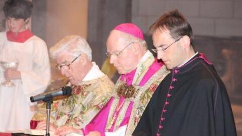 Bischof Konrad Zdarsa huldigte der Gottesmutter Maria in der Andacht. 