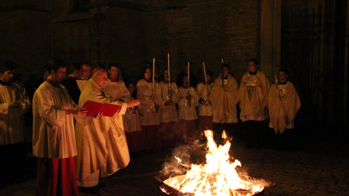 bischof-konrad-zelebriert-die-osternacht-im-hohen-dom-zu-augsburg478629