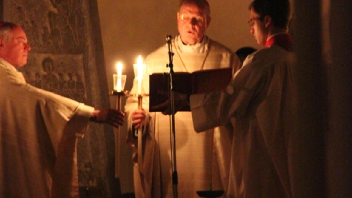 bischof-konrad-zelebriert-die-osternacht-im-hohen-dom-zu-augsburg478635