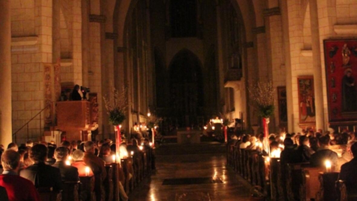 bischof-konrad-zelebriert-die-osternacht-im-hohen-dom-zu-augsburg478638