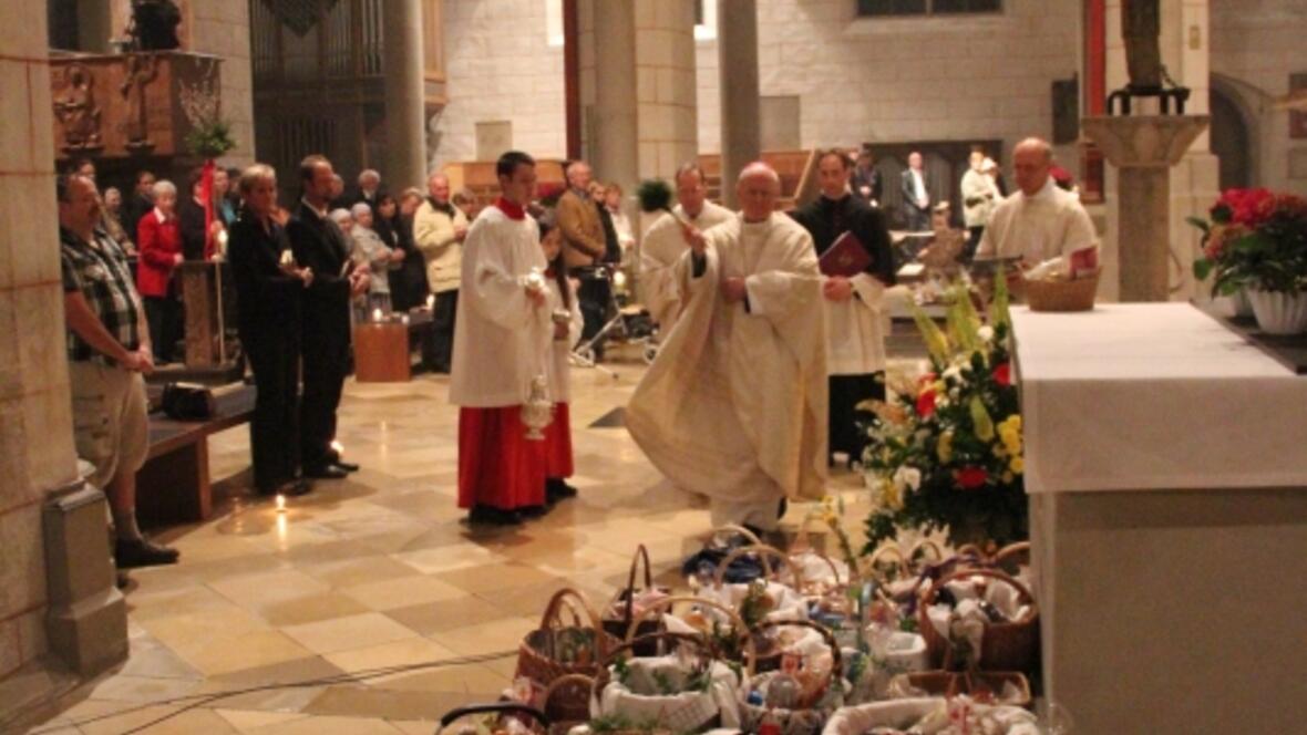bischof-konrad-zelebriert-die-osternacht-im-hohen-dom-zu-augsburg478641