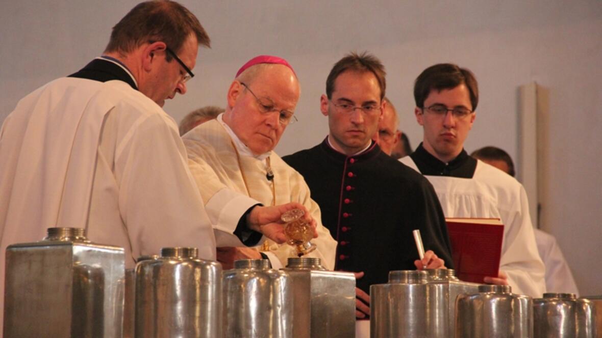 bischof-zdarsa-weiht-die-heiligen-oele476353