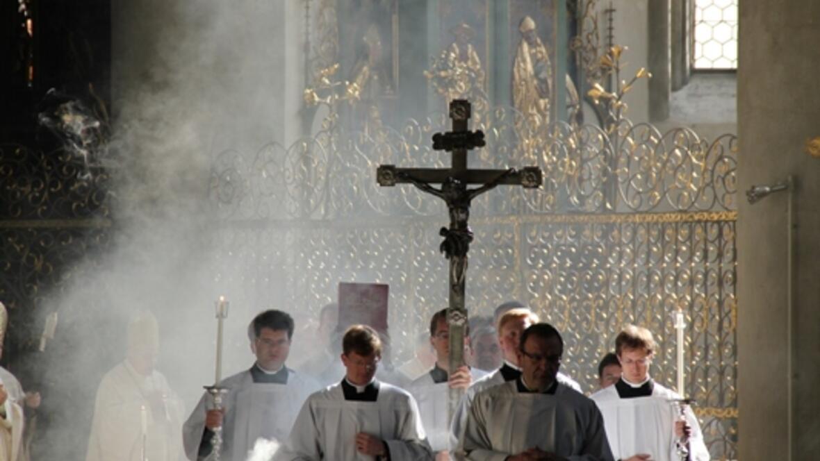 bischof-zdarsa-weiht-die-heiligen-oele476359