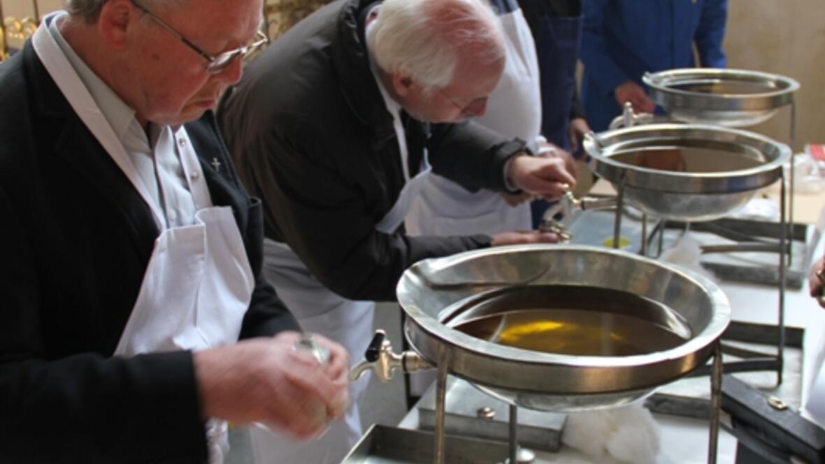 bischof-zdarsa-weiht-die-heiligen-oele476365