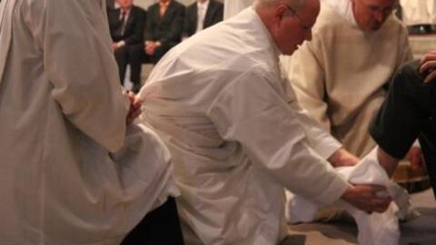 Bischof Zdarsa wusch zwölf Männern zum Gedächtnis an die Demutsgeste Jesu Christi an den Zwölf Aposteln die Füße.