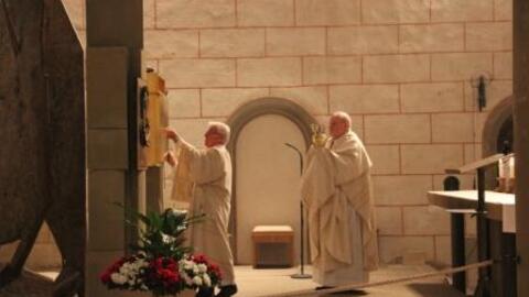 Zum Ende des Gottesdienstes wurde der Tabernakel geöffnet, der nun bis Ostern leer und offen steht.
