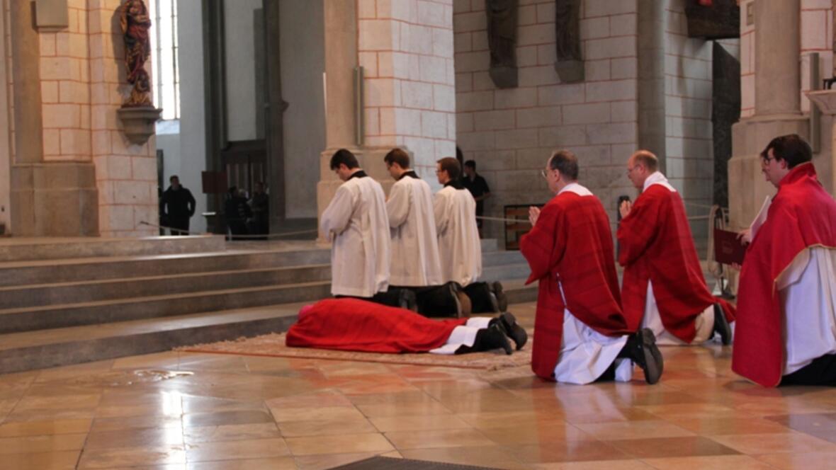 bischof-zdarsa-zelebriert-karfreitagsliturgie-im-augsburger-dom477992