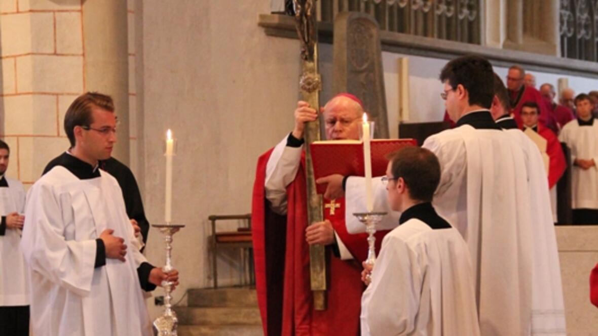 bischof-zdarsa-zelebriert-karfreitagsliturgie-im-augsburger-dom477995
