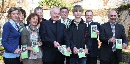 Freuen sich über das neue Buch "HOPE" mit Gebeten von Jugendlichen für Jugendliche. Weihbischof Dr. Dr. Anton Losinger (5.v.l.), Annemarie Leis für den BDKJ (Geschäftsführung) (2.v.l.), Robert Flossmann für das BJA (4.v.r.),  Pfarrer Ludwig Waldmüller für den BDKJ (2.v.r.), Bernhard Rößner, der Leiter der Abteilung "Schulischer Religionsunterricht"  der Diözese Augsburg (ganz rechts).