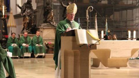 Bischof Dr. Konrad Zdarsa zelebrierte den Festgottesdienst zur 75-Jahr-Feier des BJA. L.: DK Monsign.Wolfgang Hacker, Generalvikar Prälat Karlheinz Knebel und Domvikar Florian Wörner.