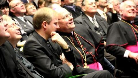 Bischof Dr. Konrad Zdarsa im Gespräch mit dem Leiter des Bischöflichen Jugendamtes, Domvikar Florian Wörner, beim Festakt im Haus St. Ulrich, l.: DK Monsign. H.Heinrich und Domdekan D. Bernt, r. WB Dr. A. Losinger