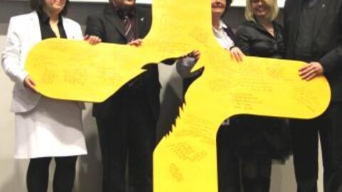 Diözesanjugendpfarrer Wörner (ganz rechts) erhielt als Geschenk das Kreuz mit dem Wolf als Symbol der kirchlichen Jugendarbeit im Bistum Augsburg überreicht vom Vorstand des BDKJ-Augsburg.